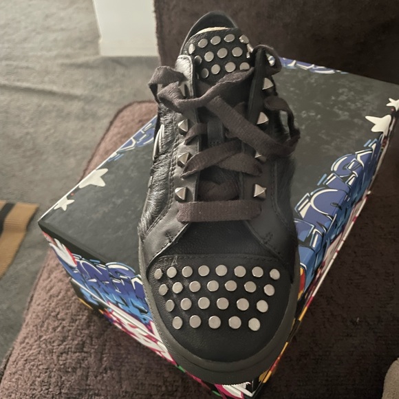 NWT Black UGG Sneakers 8 1/2 *RARE* - Picture 2 of 4